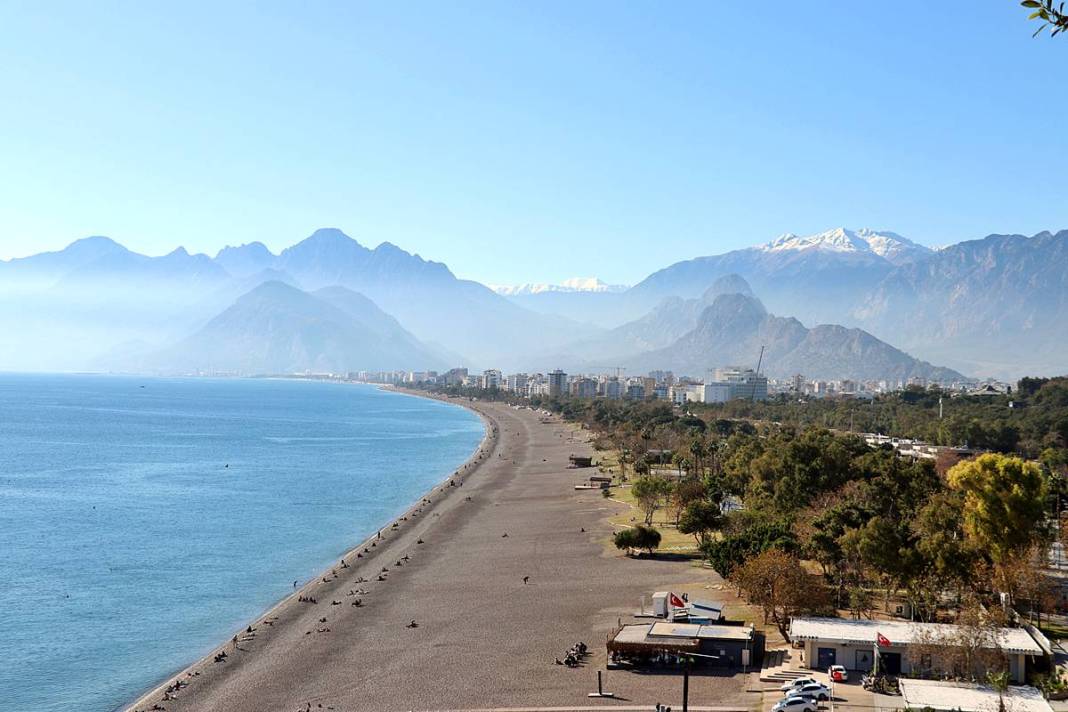 O kent iki mevsimi aynı anda yaşadı: Bir yanda kar, diğer yanda deniz keyfi! Dağ, tepe, sahil, deniz doldu taştı 14